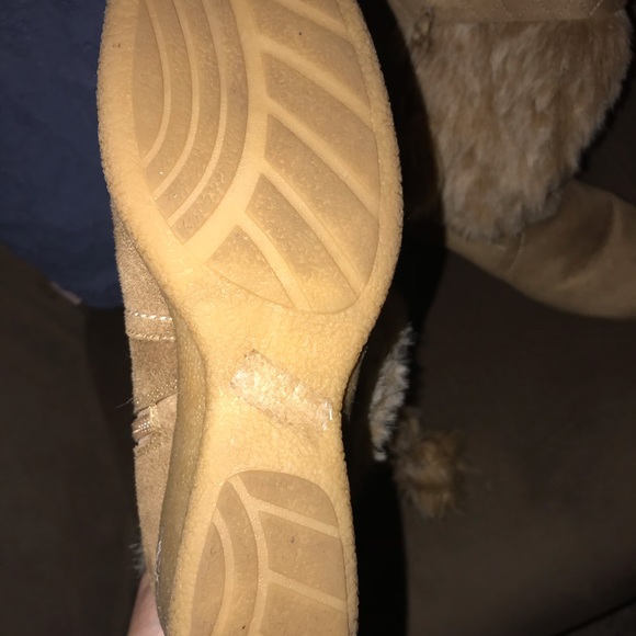 Fuzzy boots/just below knee - Picture 3 of 4